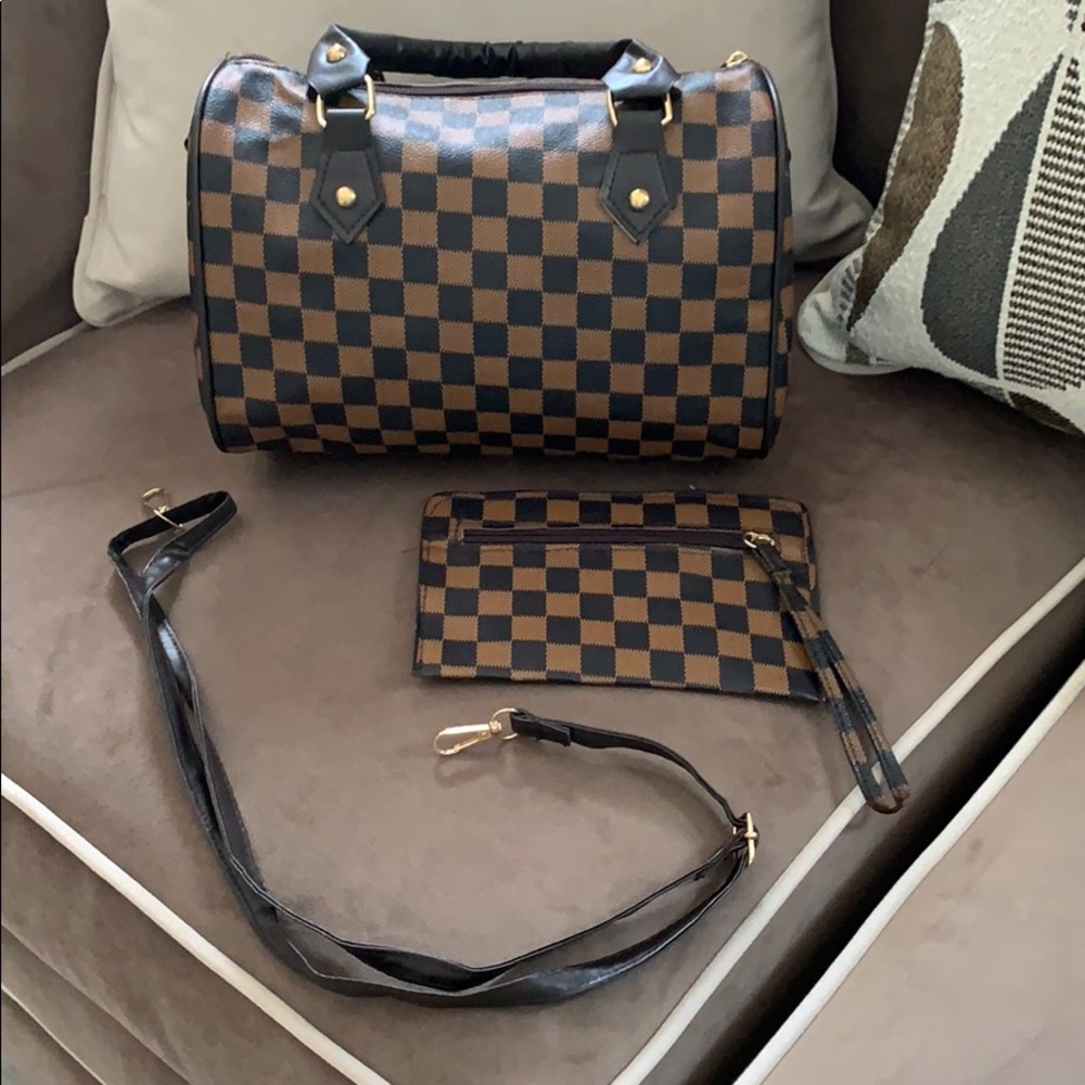 CHECKERED BAG WITH WRISTLET